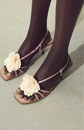 Zara çiçek figürlü sandalet