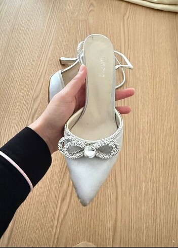 Zara Taşlı saten kadın topuklu ayakkabısı