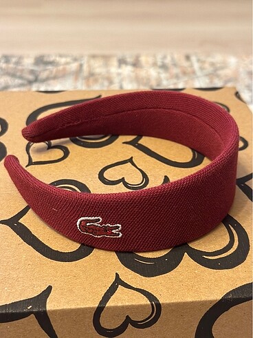 Lacoste taç