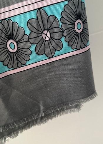 Beden gri Renk Gri pembe çiçekli Kadın Şalı