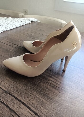 Diğer Bej rengi rugan stiletto
