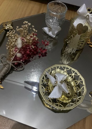 Altın Renkli Püsküllü Çiçek Desenli Gelin Broşu