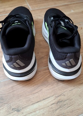 Az kullanılmış orijinal Adidas koşu ayakkabısı - Görsel 3