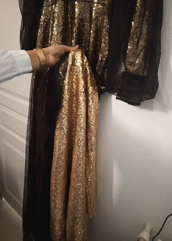 Siyah Tül Kollu Altın Renk Uzun Abiye Elbise - Görsel 3