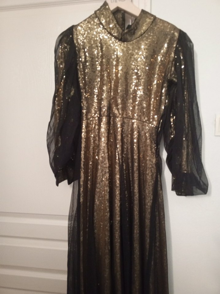 Siyah Tül Kollu Altın Renk Uzun Abiye Elbise - Görsel 2