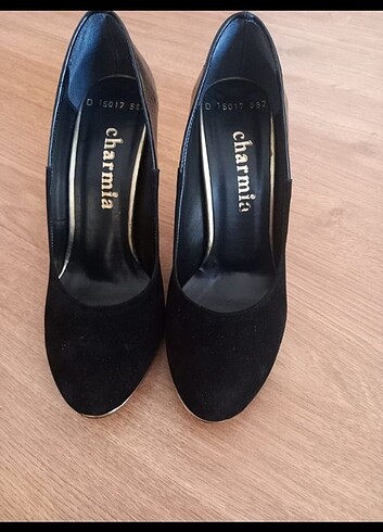 Önü süet, arkası rugan stiletto
