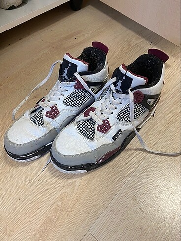 Hasarlı Nike AirJordan Retro 4