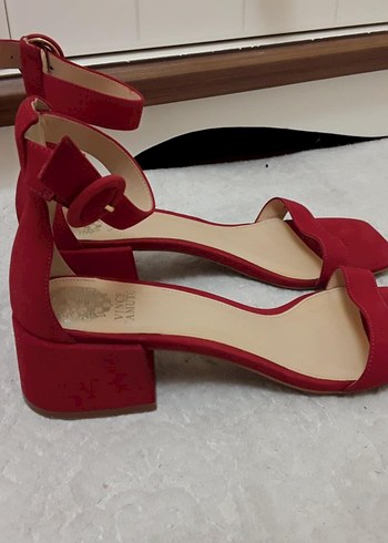 Vince camuto klasik kırmızı süet tokalı kadın topuklu ayakkabı