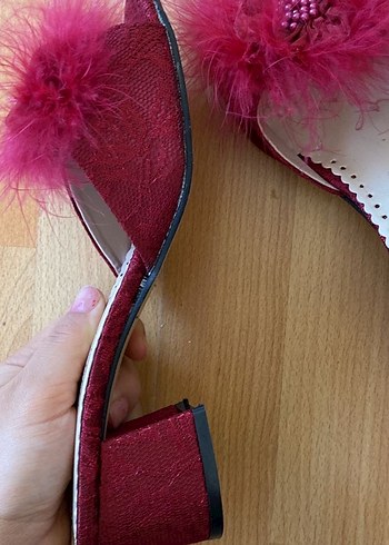 Pembe Tüylü Yüksek Topuklu Nakışlı Kadın Terlik - Görsel 5