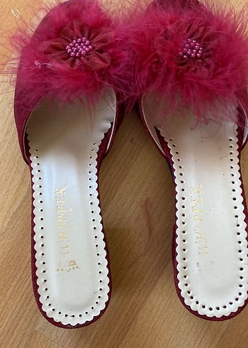 Pembe Tüylü Yüksek Topuklu Nakışlı Kadın Terlik - Görsel 2