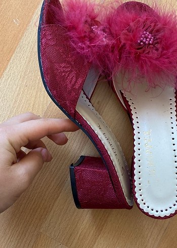 Pembe Tüylü Yüksek Topuklu Nakışlı Kadın Terlik - Görsel 4