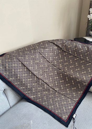 Armine Gucci eşarp