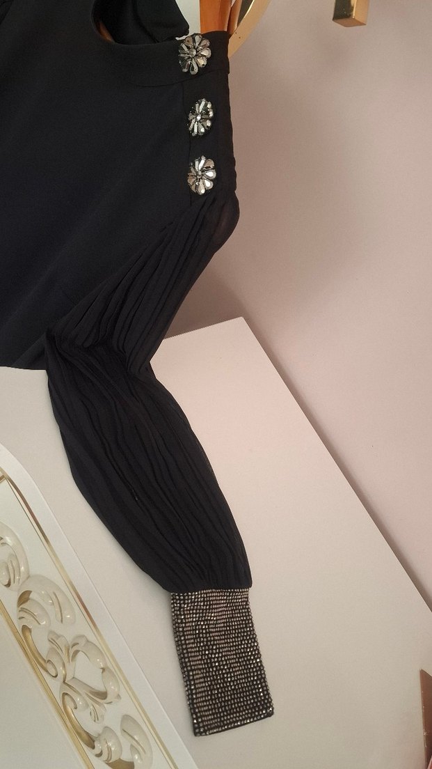 Piliseli Kollu Siyah Uzun Tunik - Görsel 3