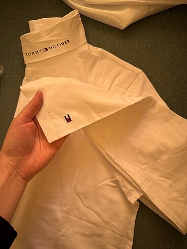 Orijinal etiketli boğaz hilfiger kabartma üst