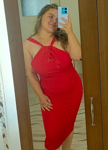 Kırmızı gece elbisesi