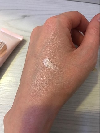  Beden Loreal glow cherie aydınlatıcı