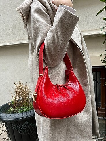  Beden CHERRY RED RUGAN KADEMELİ KADIN BAGET ÇANTA