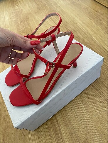 Kırmızı kısa topuk sandalet ayakkabı
