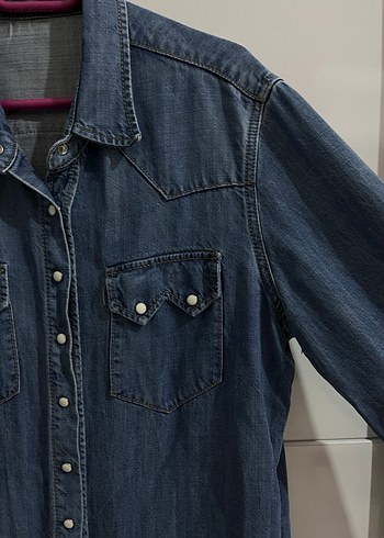 Düğmeli Mavi Denim Kadın Gömlek - Görsel 3