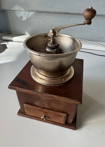 Ahşap Tabanlı Metal Kolu Kahve Değirmeni - Görsel 4