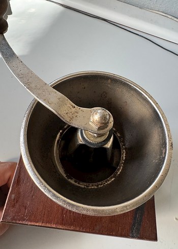 Ahşap Tabanlı Metal Kolu Kahve Değirmeni - Görsel 2