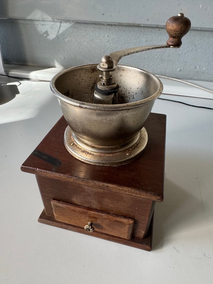 Ahşap Tabanlı Metal Kolu Kahve Değirmeni - Görsel 4