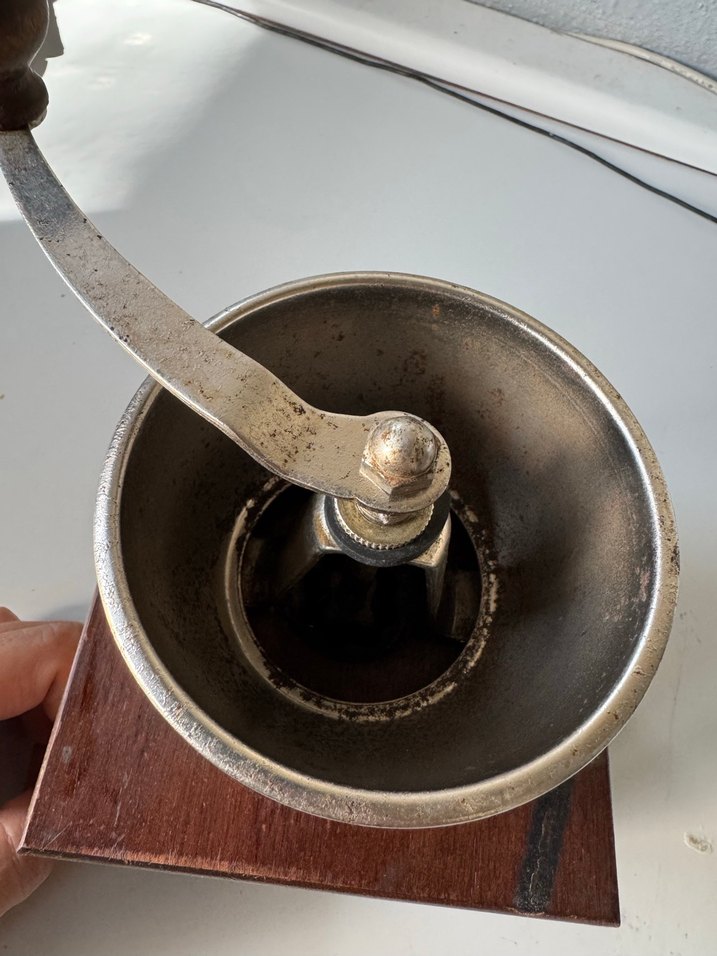 Ahşap Tabanlı Metal Kolu Kahve Değirmeni - Görsel 2