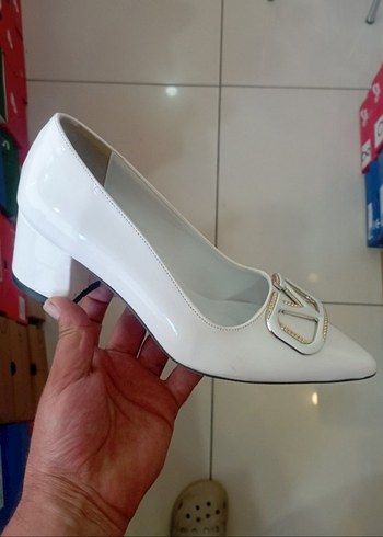 Beyaz Tokalı Kadın Stiletto Topuklu Ayakkabı