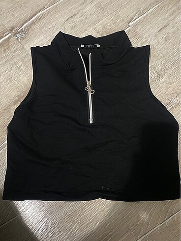 FERMUAR DETAYLI CROP