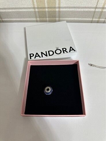 Pandora pandora murano charm