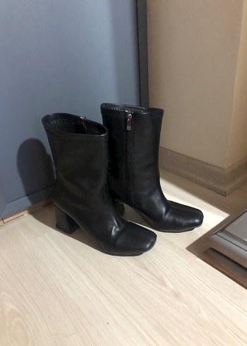 36 Beden Siyah Deri Blok Topuklu Kadın Bot