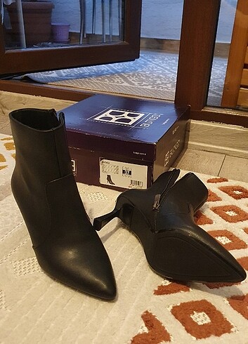37 Beden siyah Renk Topuklu bot ayakkabı 