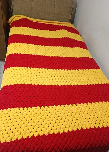 Gelinlik Kırmızı ve Sarı Çizgili Battaniye