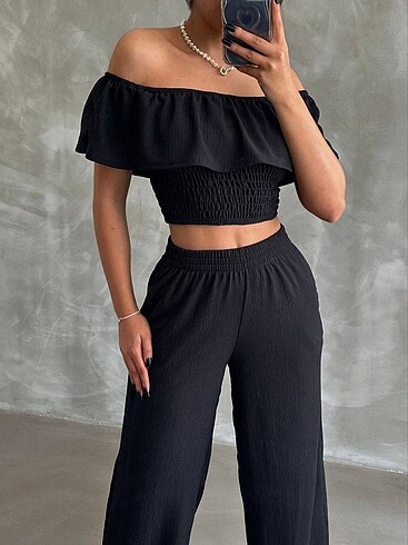s Beden siyah Renk MADONNA YAKA CROP VE PANTOLONLU TAKIM????????