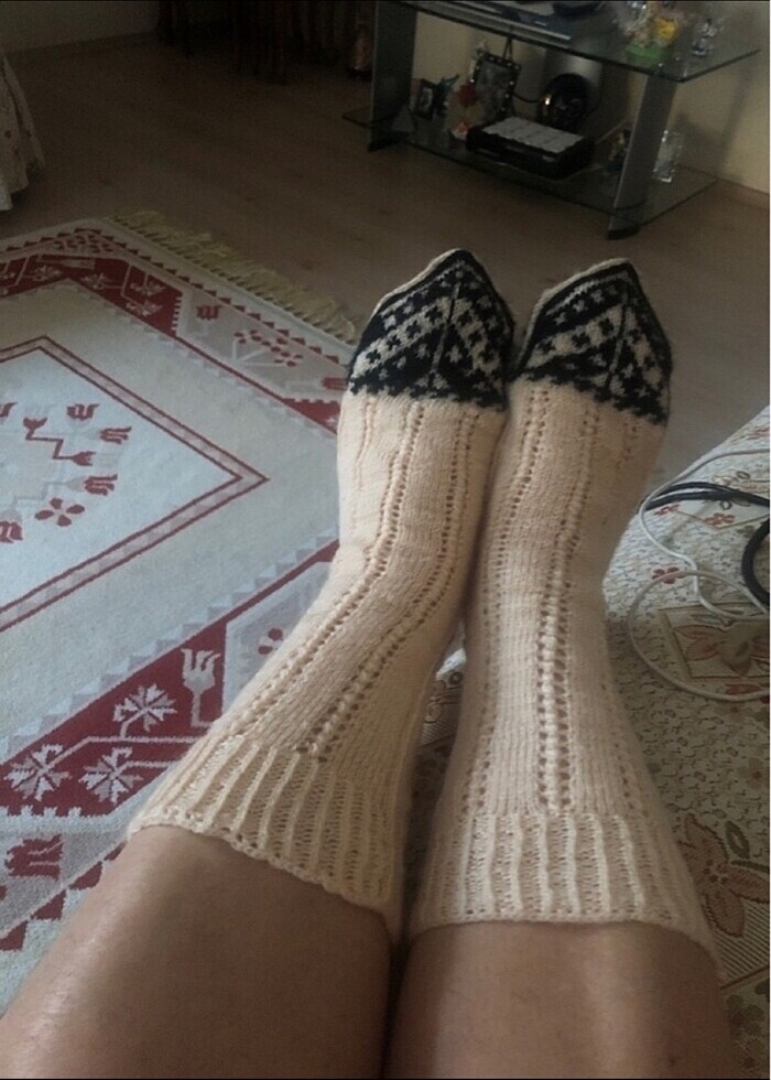 Motifli yün  çorap,  satılık  el  örgüsü. - Görsel 2
