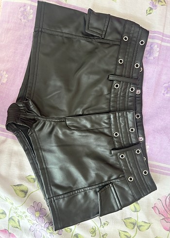 Zımbalı Siyah Deri Kadın Şort - Görsel 2