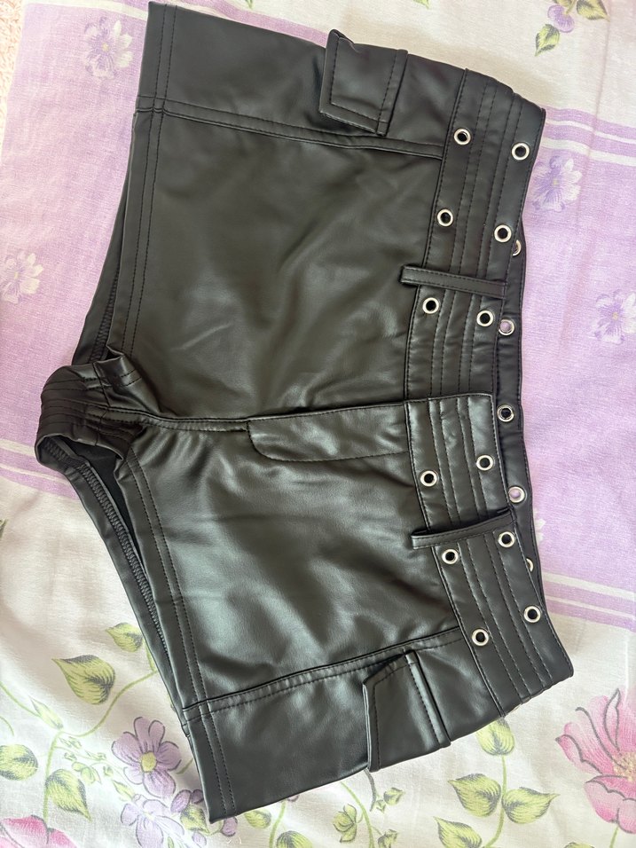 Zımbalı Siyah Deri Kadın Şort - Görsel 2