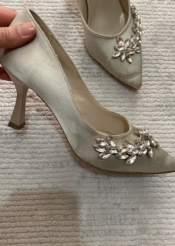 Beyaz İşlemeli Saten Stiletto Kadın Ayakkabı