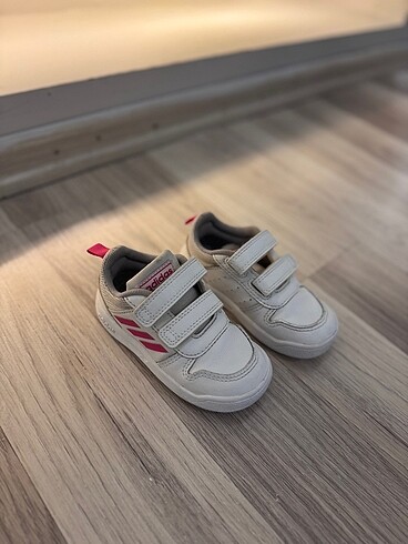 22 Beden beyaz Renk Adidas orijinal bebek spor ayakkabı