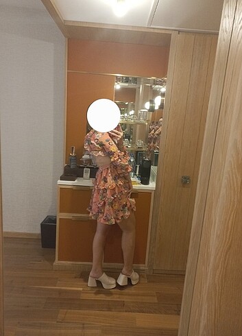 ZARA ÇİÇEKLİ SIRT VE BEL DEKOLTE ELBİSE 