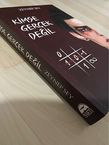 Kimse Gerçek Değil kitap