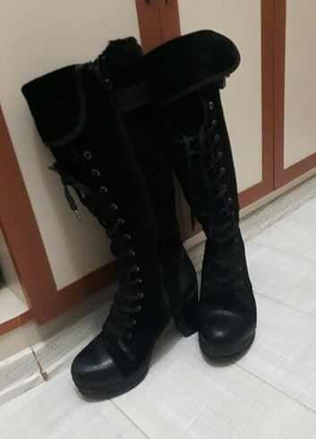Bir kaç kez giyilmis yepyeni çizme 