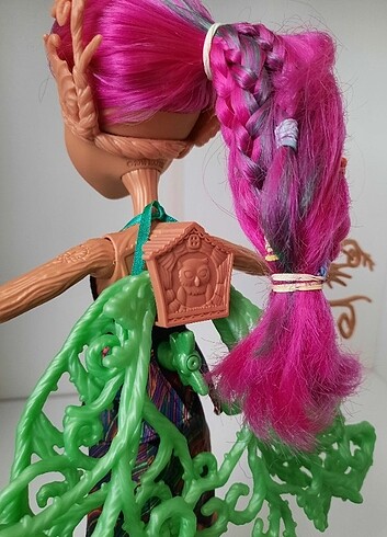 Beden Renk Monster High Treesa Thornwilo Bebek