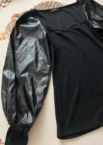 Siyah Deri Kollu Kare Yaka Fitted Bluz - Görsel 2