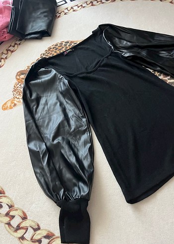 Siyah Deri Kollu Kare Yaka Fitted Bluz - Görsel 4