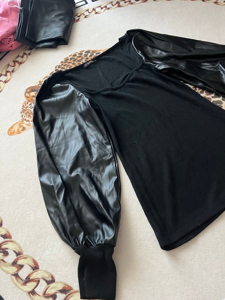 Siyah Deri Kollu Kare Yaka Fitted Bluz - Görsel 4