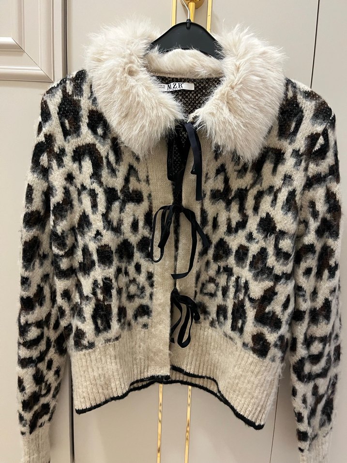 Gri Leopar Desenli Kürklü Triko Hırka - Görsel 3