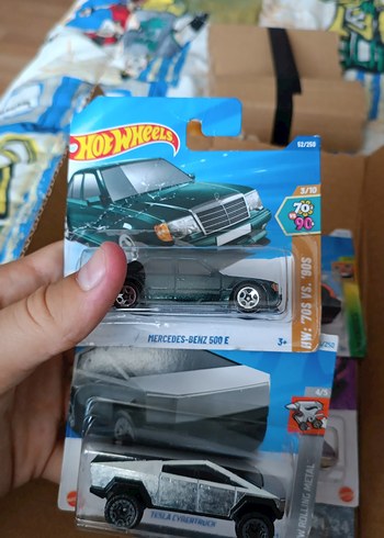 Hot Wheels Mercedes-Benz 500E Oyuncak Araba