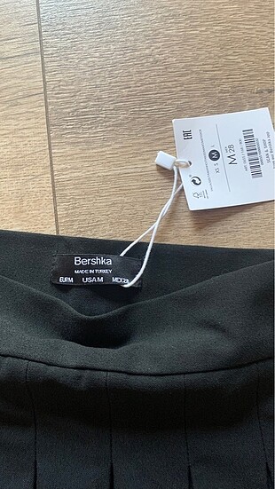 Bershka Bershka etiketli pileli etek