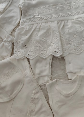 Dantel Detaylı Beyaz Bebek Hastane Kıyafeti - Görsel 2
